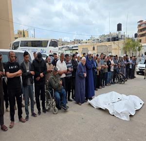 وداع وتشييع شهيدين من سائقي شاحنات المساعدات في مجمع ناصر الطبي بخان يونس حيث ارتقيا برصاص الاحتلال في منطقة مواصي رفح